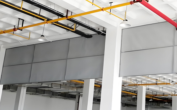 商场防烟分区常闭节点：疏附挡烟垂壁高度与控制器接线图解