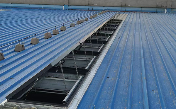 某城市大型商业综合体中庭疏附排烟窗工程